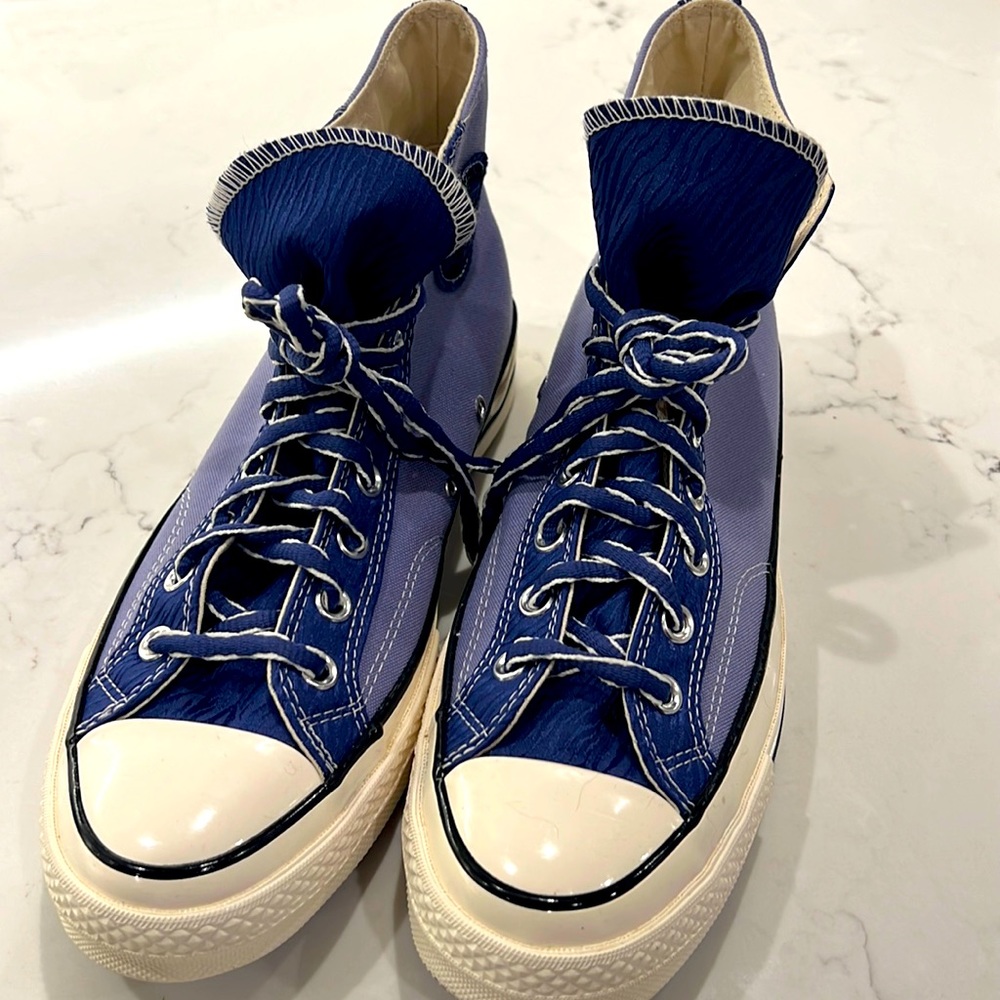 Size 9 chambray blue and darker blue tongue / laces